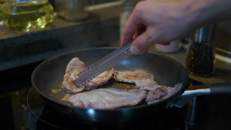 Asar-Rebanadas-De-Carne-De-Cerdo-En-Una-Sartén-En-Casa