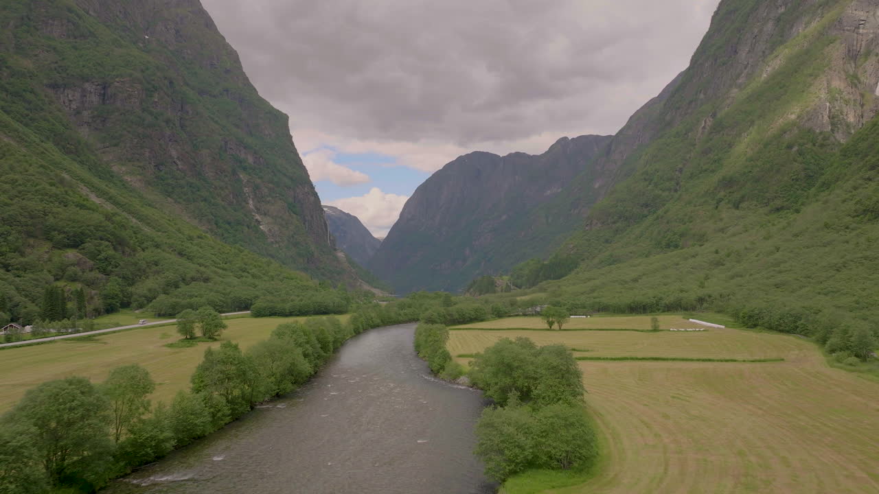 Fiume che scorre lungo la rigogliosa Valle Vichinga nel paesaggio di fiordi norvegesi
