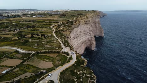 imágenes aéreas de los majestuosos acantilados de la costa de malta