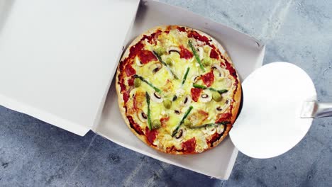 Baked-pizza-with-vegetable-toppings