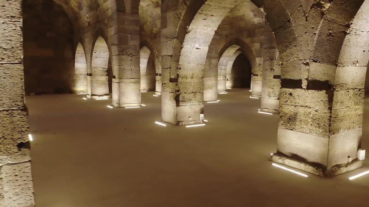 Antiga abóbada de pedra com colunas em arco e iluminação ambiente