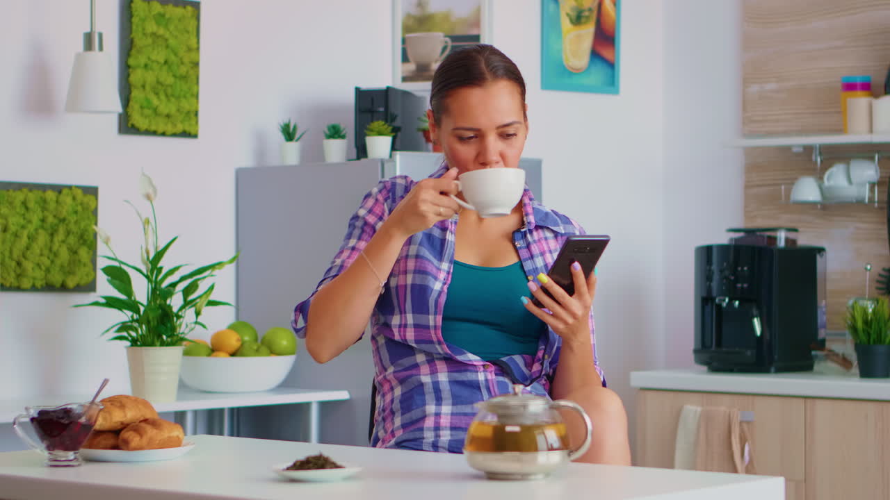 mujer discapacitada alegre en silla de ruedas