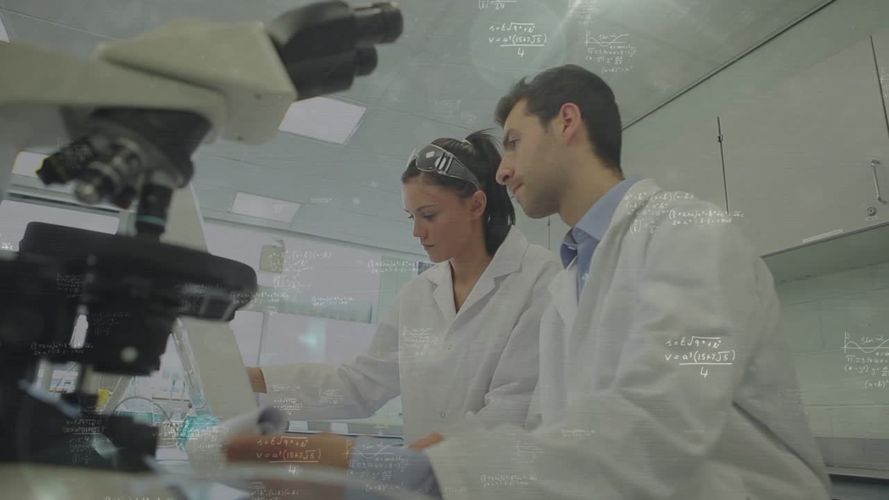 Investigadora extendiendo la mano, rotando un matraz mientras un colega registra datos con superposiciones para análisis de laboratorio