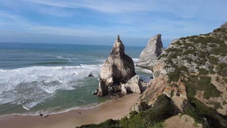 Schwenk-über-Den-Strand-Praia-Da-Ursa-Und-Die-Klippen-Mit-Rauer-See