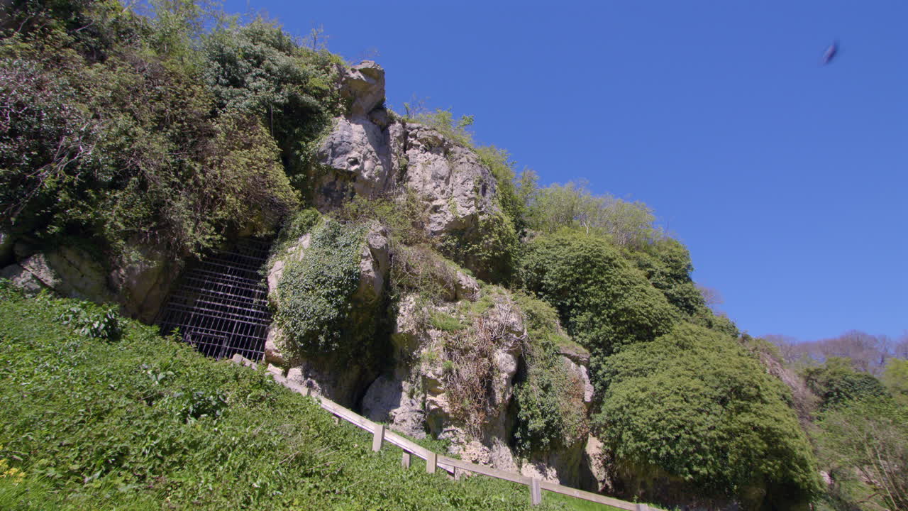 lado ancho en la toma de la garganta de piedra caliza con entrada en jaula a las cuevas en creswell crags