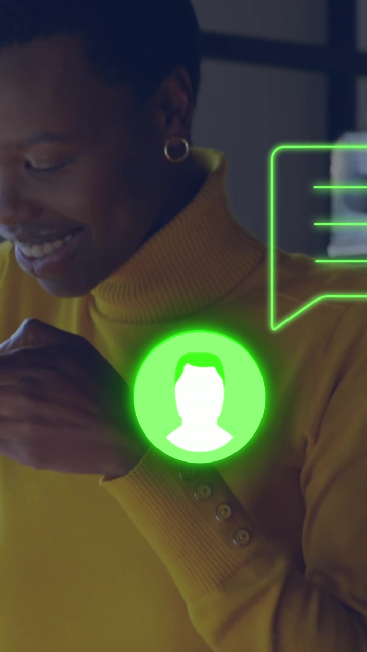Animazione di icone neon di profilo e messaggio su una donna afroamericana che scatta una foto in un caffè