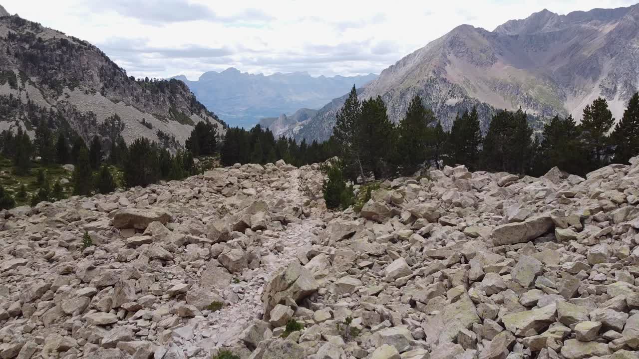 ruta de senderismo ibon de brazato en baños de panticosa, huesca, aragón, pirineos españoles españa - vista aérea de drones de la pista de montaña rocosa