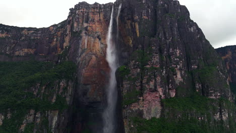 las cataratas de ángel descienden en la montaña auyan-tepui en un día lluvioso en el parque nacional canaima, venezuela