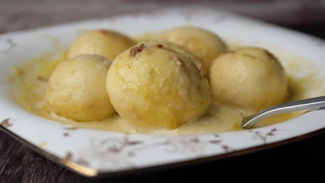 delicioso plato de bolas de crema