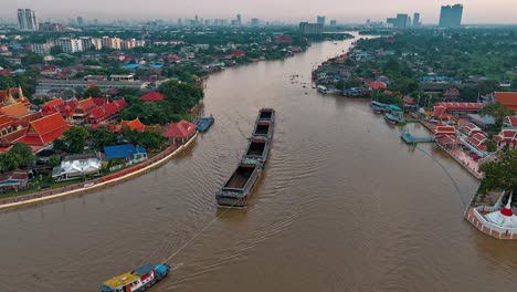 timelapse sobre el río chaopraya cerca de la isla de koh kret fuera de bangkok, tailandia con vistas de edificios, árboles, templos y la vida en el río