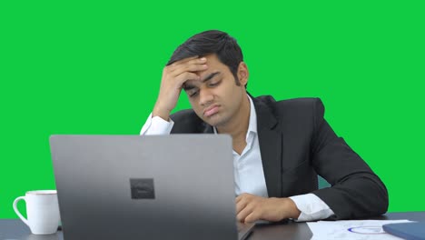 empleado indio tenso trabajando en pantalla verde