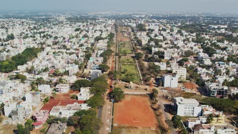 carretera doble de alta tensión cerca del parque y campo de cricket en mysuru