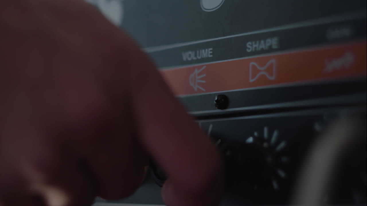 alguien subiendo el volumen de su altavoz