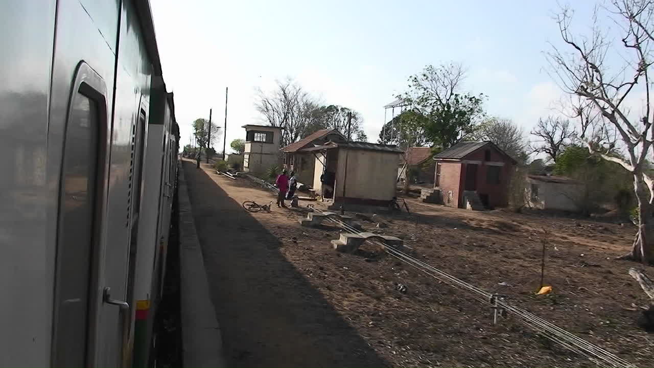 기차가 시골을 지나다