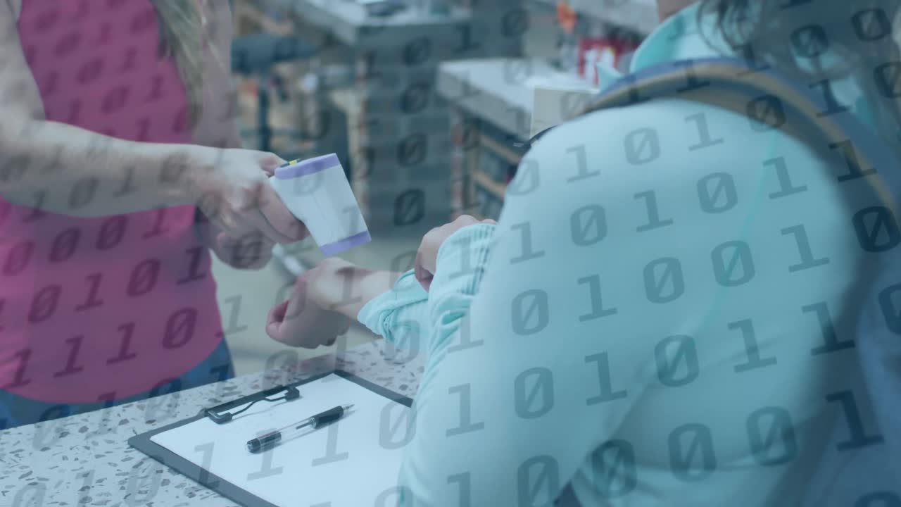 얼굴 마스크를 쓰고 온도를 측정하는 백인 여성 노동자에 대한 이진 코딩의 애니메이션