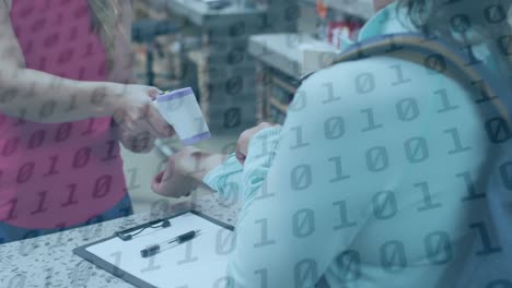 animación de codificación binaria sobre una trabajadora caucásica con máscara facial tomando la temperatura
