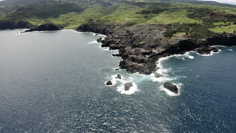 Magníficas-Olas-Rompiendo-En-La-Escarpada-Costa-Volcánica-De-Hana,-órbita-De-Hiperlapso-Aéreo-De-Maui-Hawaii,