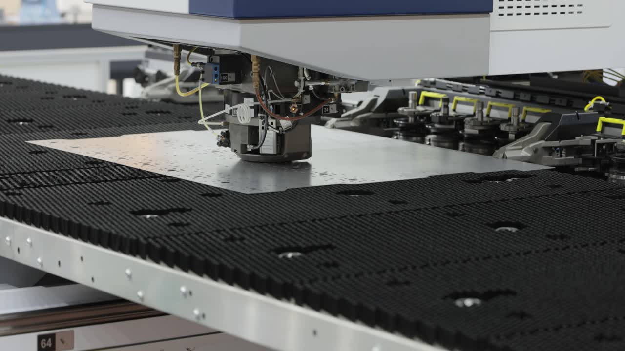 Coordinate-cutting hydraulic press CNC automatic punching.