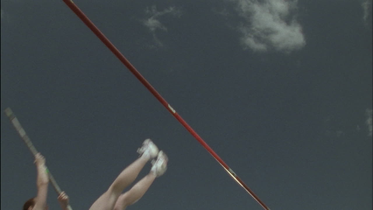 여자 선수가 장대높이뛰기 경기를 하고 있다