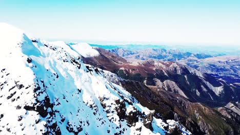 Drone-Volando-Sobre-La-Montaña-Cubierta-De-Nieve-Lyford-Nueva-Zelanda---Dolly-Shot