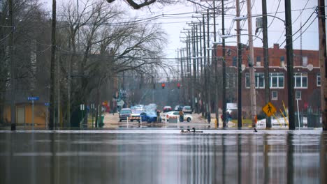 Carretera-Inundada-Policía-Coches-Indefensos-Desastre-Destrucción-Huracán-Inundaciones-Alivio