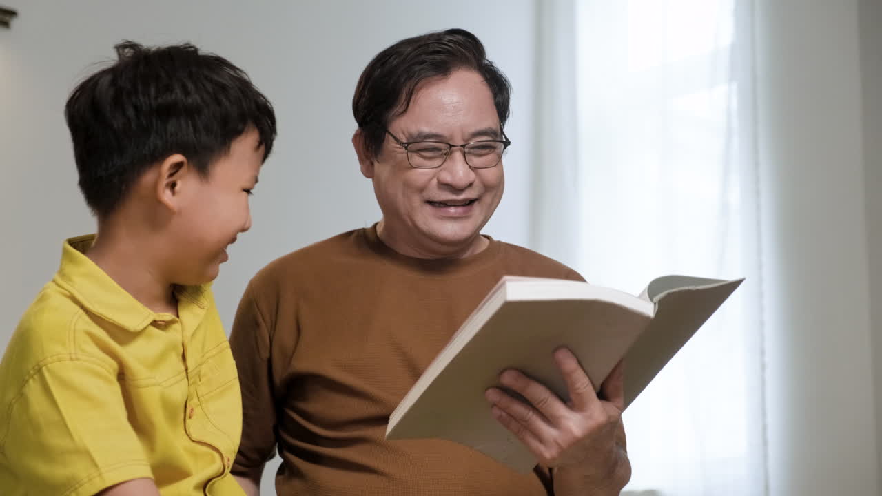 寝室にいるアジア人男性と少年