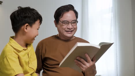 Asiatischer-Mann-Und-Junge-Im-Schlafzimmer