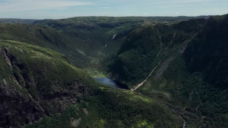 Parque-Nacional-Gros-Morne,-Terranova,-Canadá---Tiro-De-Dron-Empujando-Las-Montañas-Con-El-Lago-Debajo