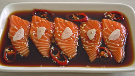 shoyu marinado con salmón o salsa de soja en escabeche de salmón al estilo coreano