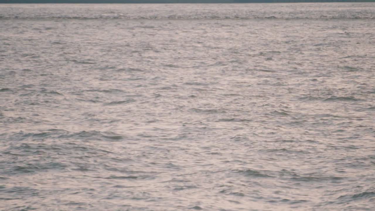 잔물결 효과를 만드는 물결의 전망, 물 표면의 빛 반사