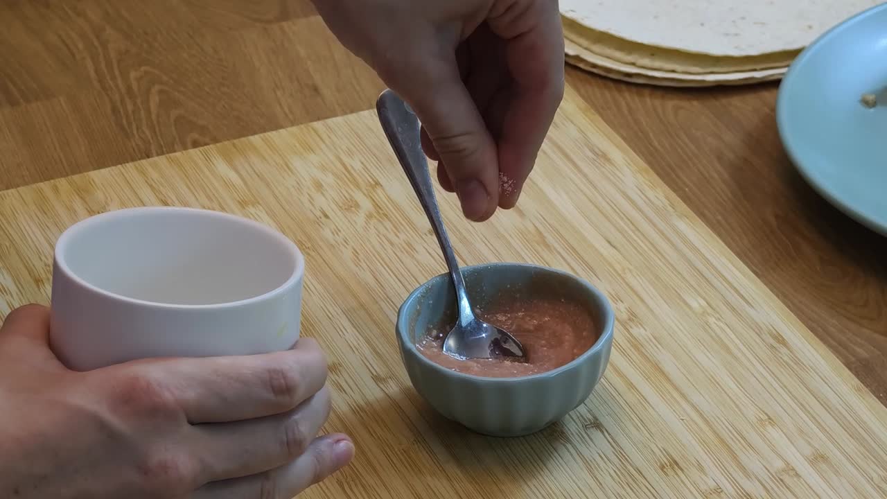 preparando un plato mexicano