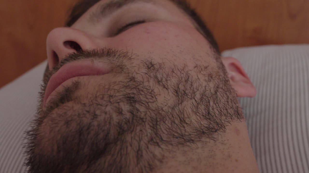Uomo che si agita nel sonno, primo piano, POV