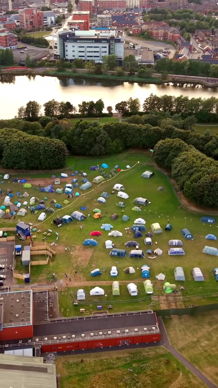60FPS luftvideo med socialt forhold mod uret af campingpladsen ved Comhaltas Fleadh Cheoil na hÉireann, Fleadh Belfast 2026. Produceret med Rec709 farve.