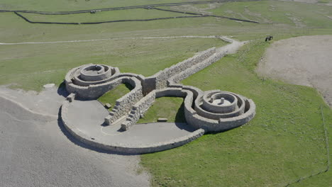 Una-Vista-Aérea-De-Las-Obras-De-Arte-Públicas-Cortadas-En-Piedra-Fría-Cerca-Del-Puente-De-Pateley-Con-La-Campiña-De-Yorkshire-Al-Fondo