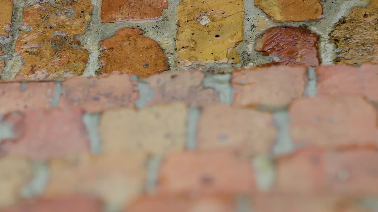 오래된 시카고 벽돌 계단의 비가 낮 동안 닫힙니다.