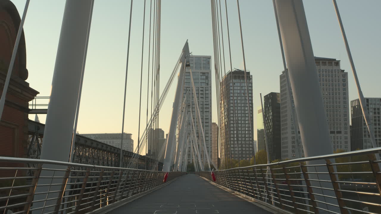 covid 전염병에서 비어있는 charing cross에 의한 london lockdown golden jubilee bridge