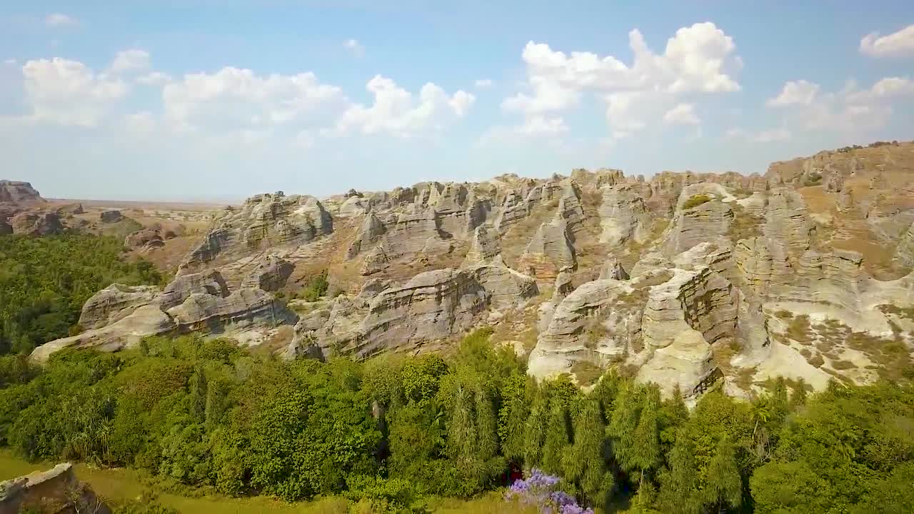 красивый аэрофотоснимок над каменными скальными образованиями на мадагаскаре африка