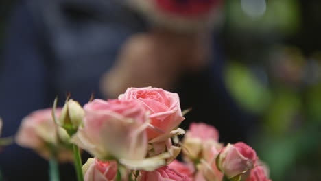 Floristería-Trabajando-En-Un-Ramo-De-Flores-En-El-Fondo-De-Unas-Hermosas-Rosas