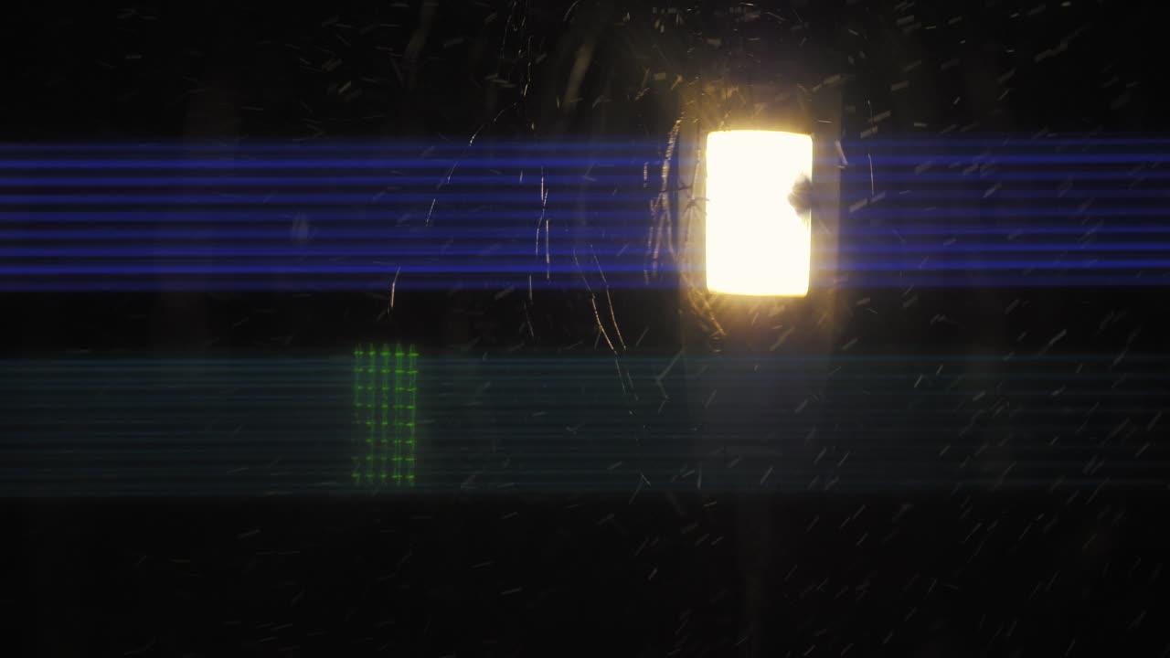 등불은 작은 눈송이와 함께 밤에 빛난다