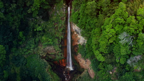 tomada aérea cinematográfica de la cascada natural de ribeira quente en sao miguel en las azores - portugal
