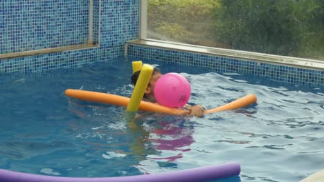 Un-Pequeño-Niño-Jugando-En-Una-Piscina.