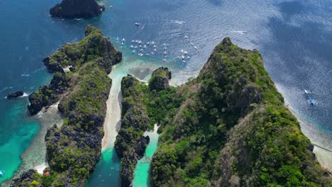 vista panorámica de drones sobre paisajes marinos y barcos turísticos en lagunas pequeñas y grandes de el nido, filipinas en un día soleado