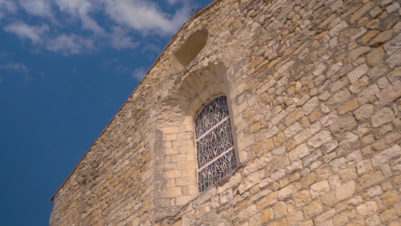 천천히 움직이는  ⁇ 빛 하늘 아래의 프로벤탈 프랑스 교회