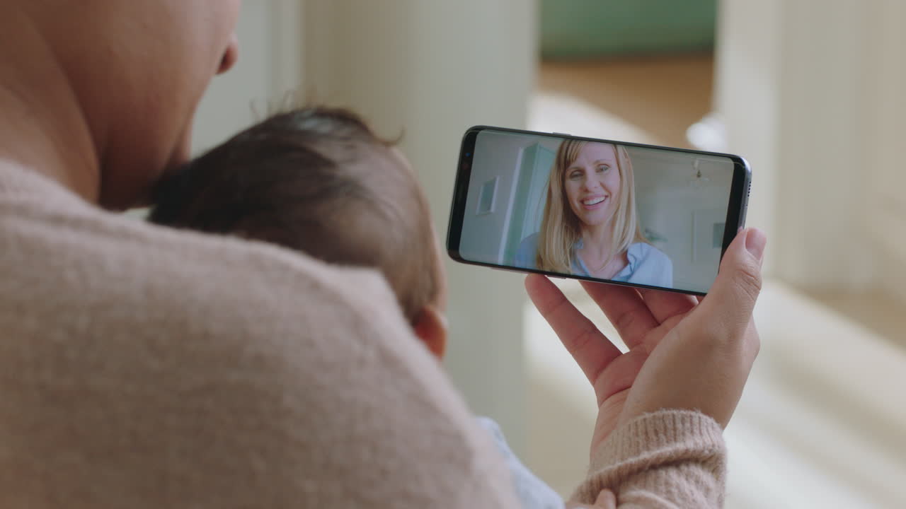 madre y bebé felices chateando por video con su mejor amiga usando un teléfono inteligente saludando a su bebé madre disfrutando de compartir el estilo de vida de la maternidad en el teléfono móvil