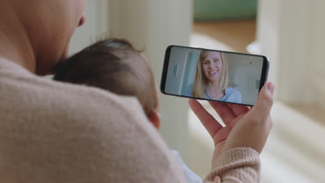 madre y bebé felices chateando por video con su mejor amiga usando un teléfono inteligente saludando a su bebé madre disfrutando de compartir el estilo de vida de la maternidad en el teléfono móvil