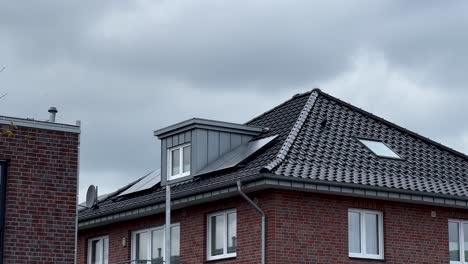 Stadthaus-Villa-In-Deutschland-Mit-Sonnenkollektoren-Auf-Schwarzem-Dach-Bei-Wolken-Am-Himmel