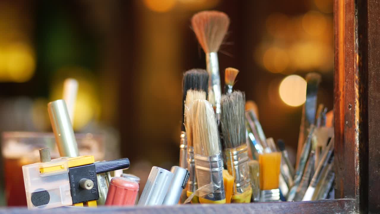 나무 선반 에 있는 미술품 수집