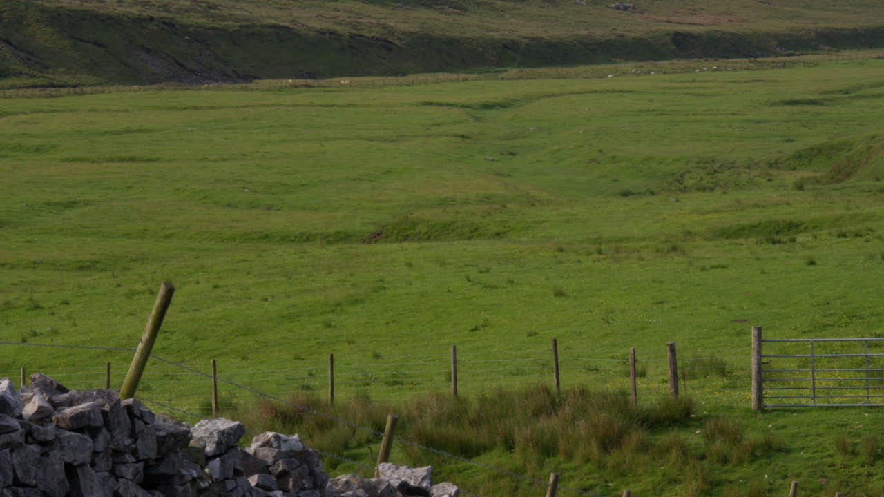 Panoramica extra ampia dall'alto che guarda verso Whernside, brughiera in scala su Thornton Lane, nello Yorkshire settentrionale alla grotta di Yordas