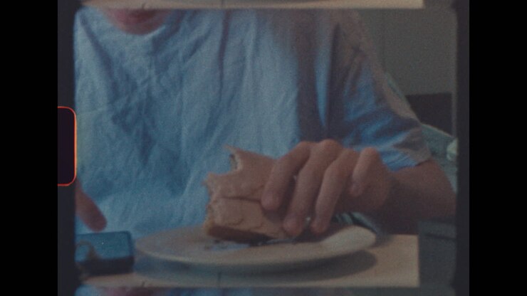 Persona che mangia un panino al chiuso