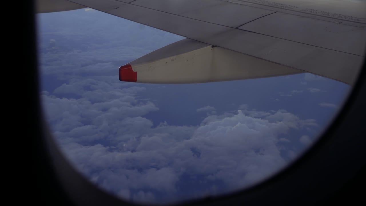 vista del ala de un avión antiguo desde la ventana con cielo nublado